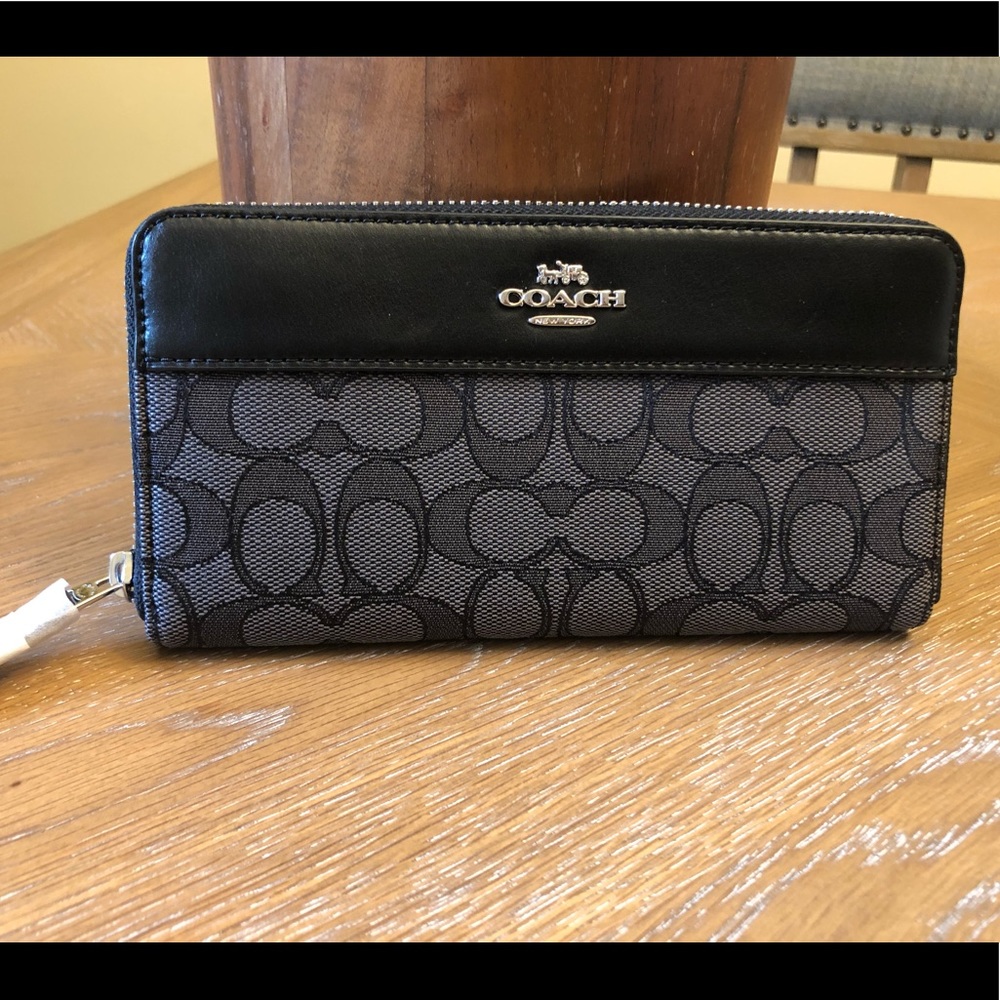 ✨COACH Zip Around Accordion Wallet✨
